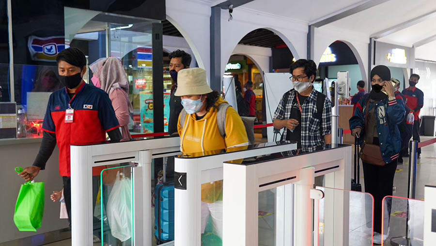  PT Kereta Api Indonesia (Persero) mulai mengujicobakan fasilitas Face Recognition Boarding Gate di Stasiun Bandung. (Dok. KAI)