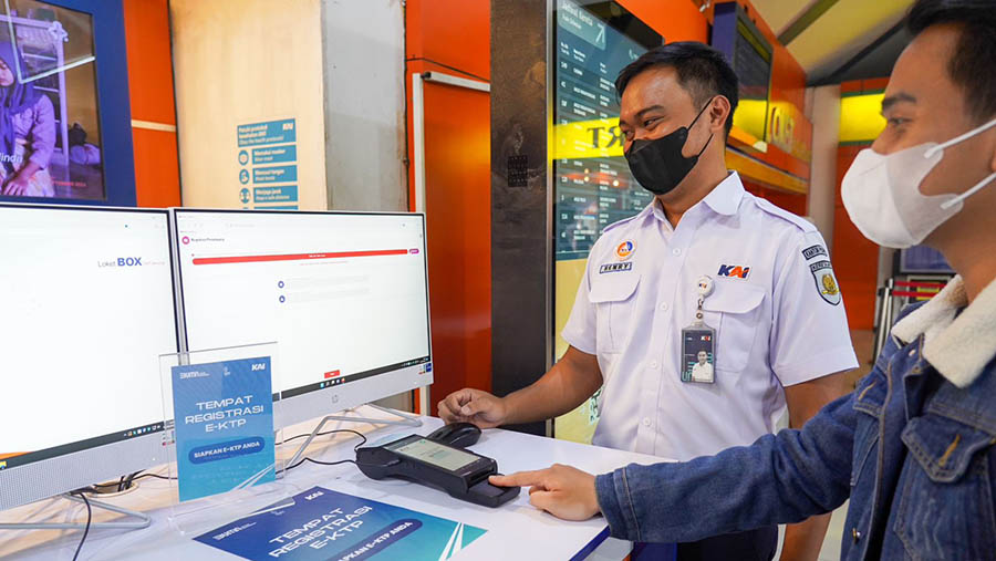 PT Kereta Api Indonesia (Persero) mulai mengujicobakan fasilitas Face Recognition Boarding Gate di Stasiun Bandung. (Dok. KAI)
