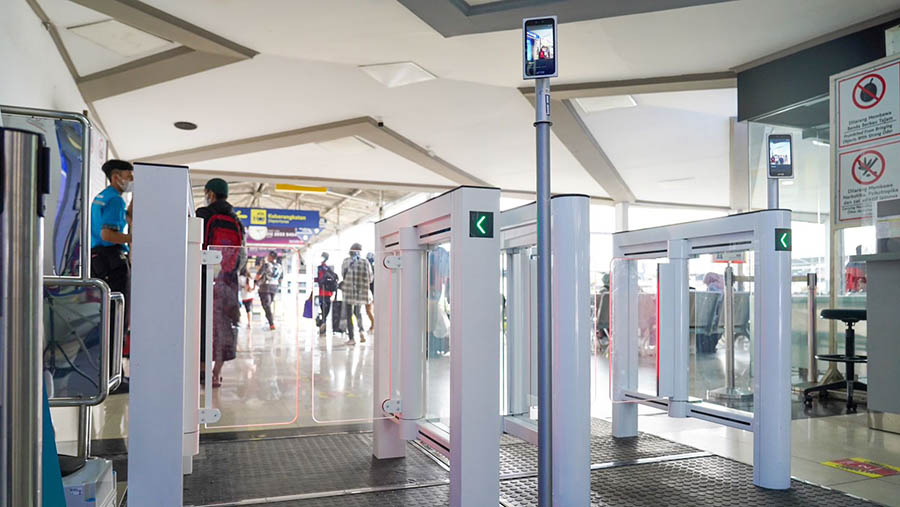 PT Kereta Api Indonesia (Persero) mulai mengujicobakan fasilitas Face Recognition Boarding Gate di Stasiun Bandung. (Dok. KAI)