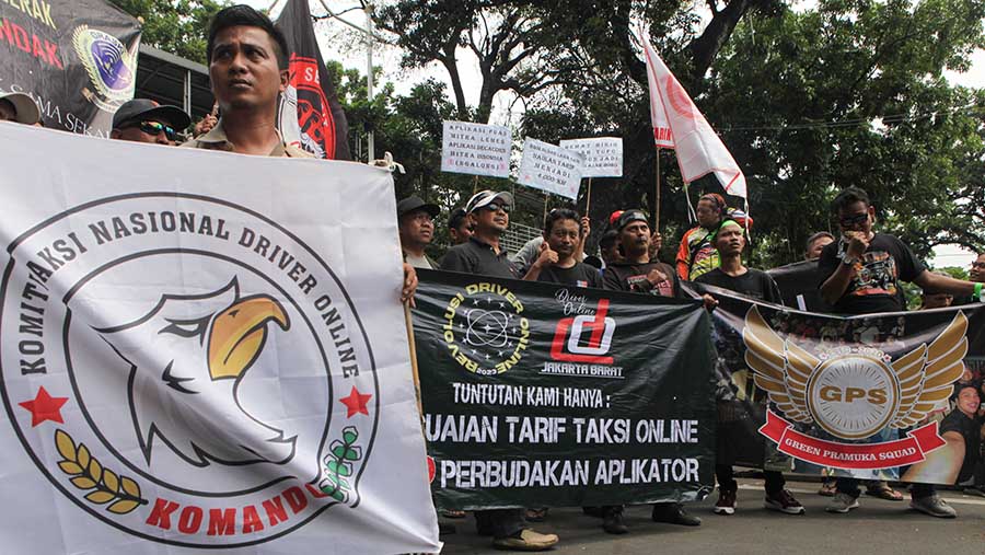 Demo tersebut diterima oleh PLT Kepala BPTJ Suharto yang menemui para peserta aksi. (Bloomberg Technoz/Andrean Kristianto)