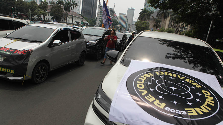 Driver taksi online memulai demo pada pukul 10.00 WIB dengan memarkirkan kendaraan di sekitar lokasi aksi. (Bloomberg Technoz/Andrean Kristianto)
