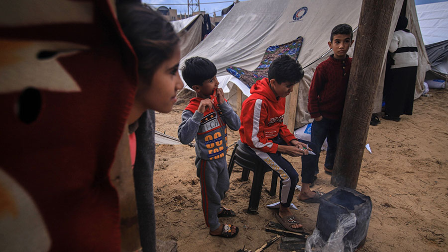 Lebih dari 1,6 juta orang di Gaza telah menjadi pengungsi internal (Ahmad Salem/Bloomberg)