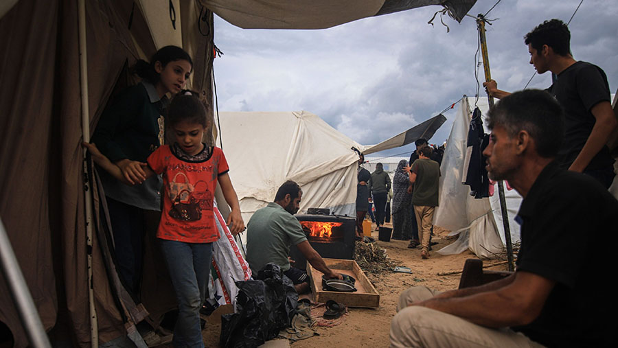 Tempat pengungsian banyak yang melebihi kapasitas parah dengan jumlah pengungsi mencapai rekor tertinggi. (Ahmad Salem/Bloomberg)
