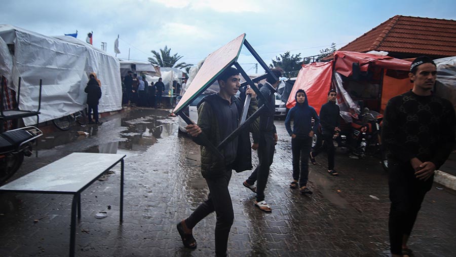 Suasana aktivitas warga Palestina di tempat penampungan sementara di Khan Younis, Gaza, Minggu (19/11/2023). (Ahmad Salem/Bloomberg)