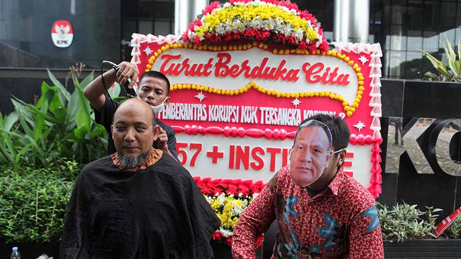 Mantan penyidik KPK Novel Baswedan melakuka cukur gundu di Gedung Merah Putih KPK, Jakarta, Kamis (23/11/2023). (Bloomberg Technoz/Andrean Kristianto)