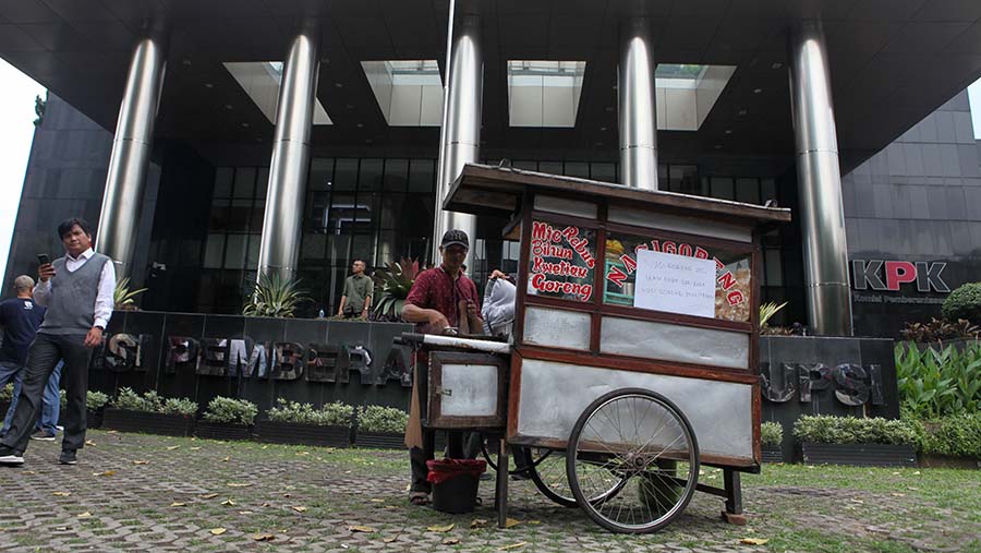 Aksi berkaitan dengan penetapan tersangka Firli Bahuri di Gedung Merah Putih KPK, Jakarta, Kamis (23/11/2023). (Bloomberg Technoz/Andrean Kristianto)