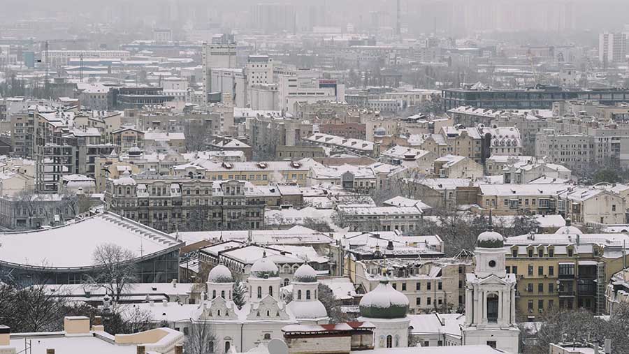 Pada Rabu (22/11/2023).kota Kyiv di Ukraina  tertup salju lebat. (Andrew Kravchenko/Bloomberg)