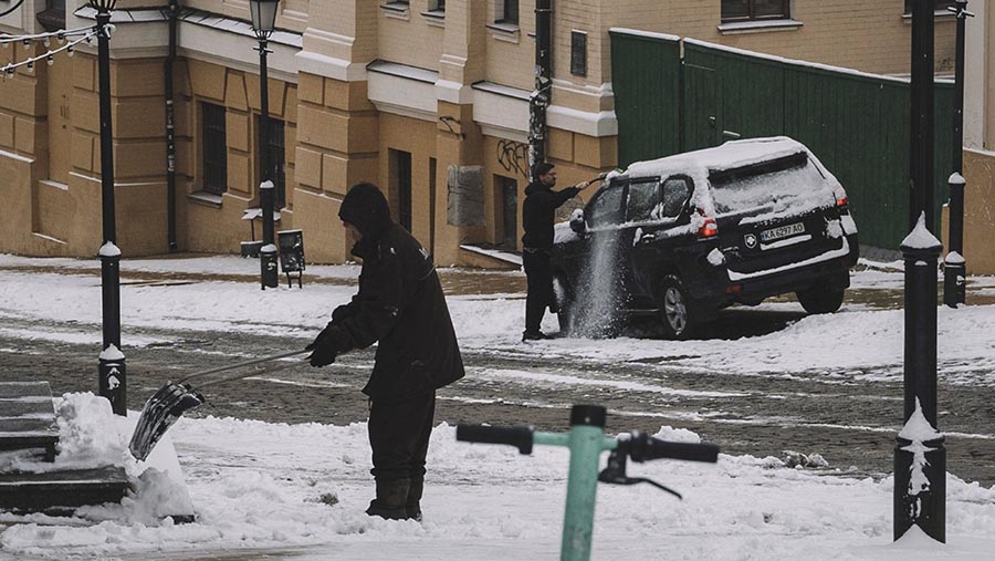 Salju lebat dan hujan beku terjadi di Ukraina. (Andrew Kravchenko/Bloomberg)