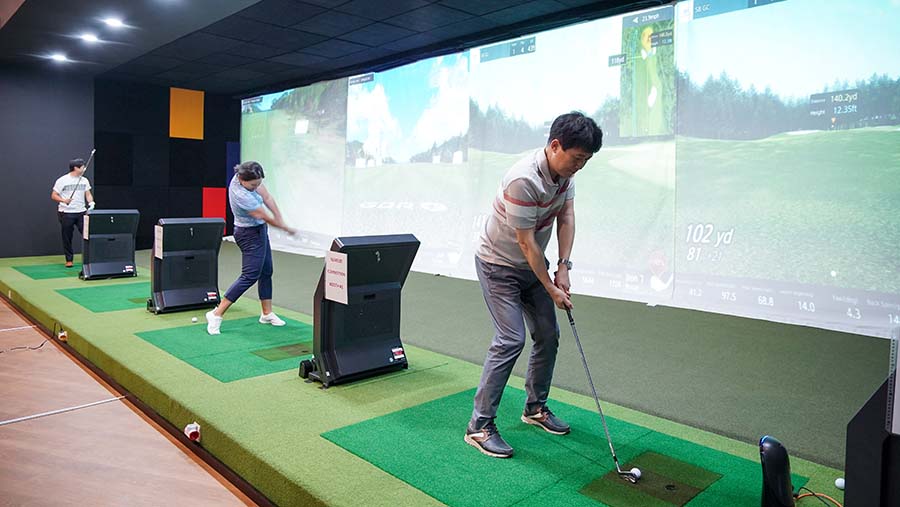 The Ritz-Carlton Jakarta, Mega Kuningan secara resmi meluncurkan Golfzon at Ozone, sebuah tempat simulator golf. (Dok. The Ritz-Carlton Jakarta)