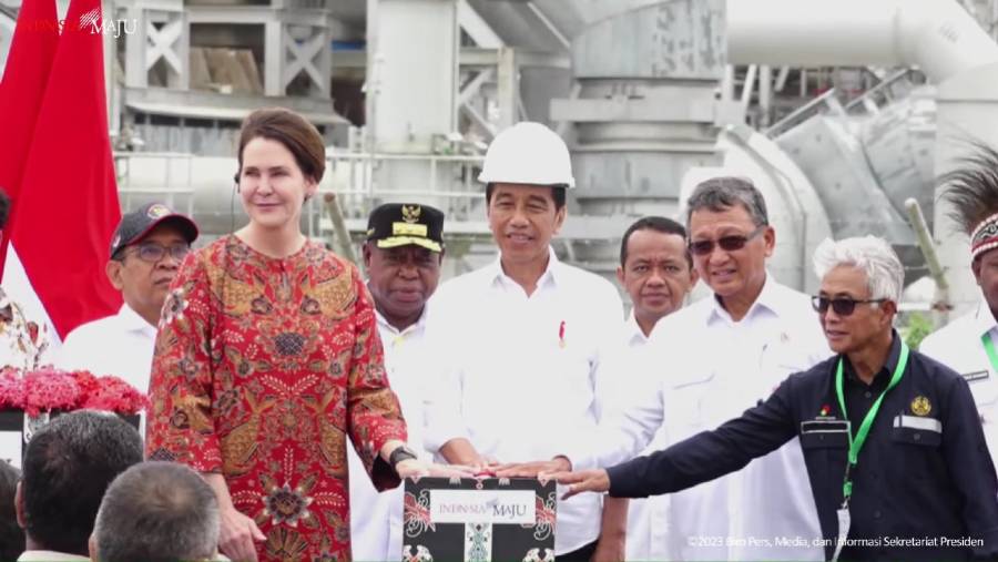 Jokowi meresmikan Proyek Tangguh Train 3 di Sorong didampingi jajaran menteri. (Sumber: Dok. YT Setpres)