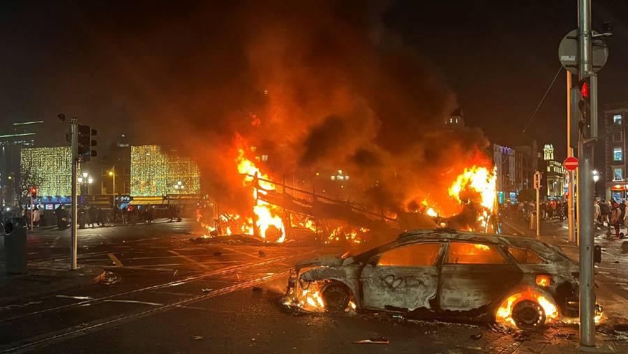 Dampak kerusuhan di Dublin, Irlandia. (Sumber: Bloomberg)
