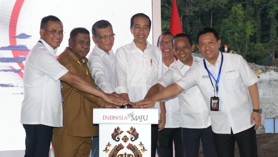 Presiden Joko Widodo saat groundbreaking industri pupuk Fakfak, Kamis (23/11/2023)./dok. Kementerian ESDM