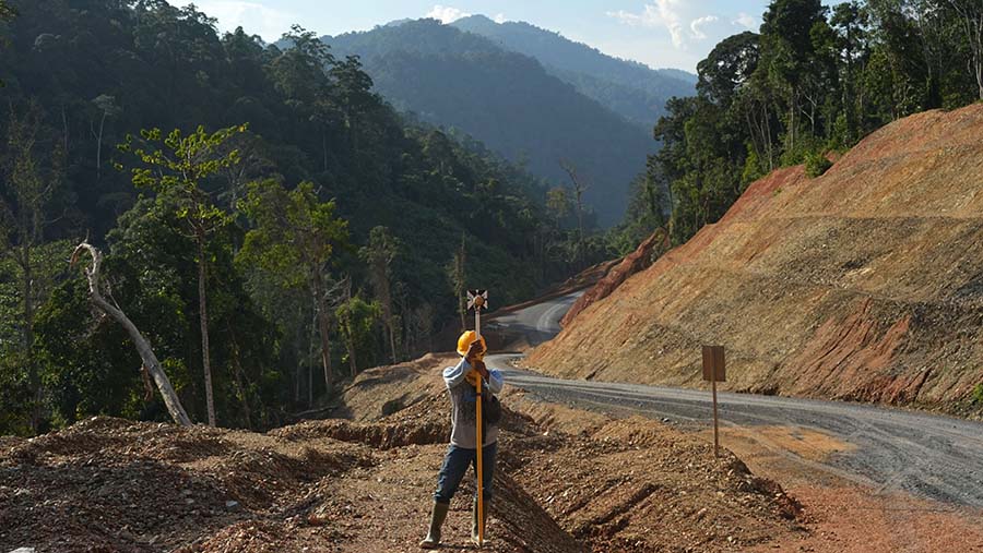 Pekerja di lokasi pembangunan PLTA Mentarang Induk di Kalimantan Utara pada bulan Oktober. (Dimas Ardian/Bloomberg)