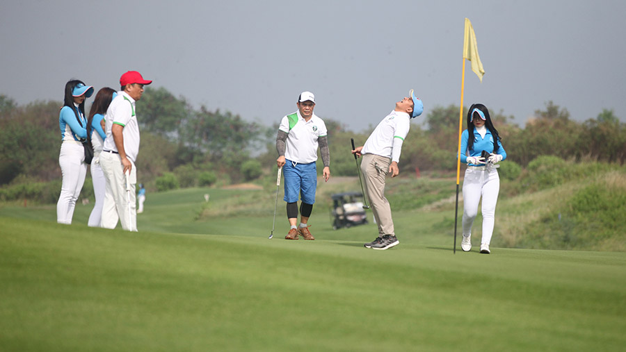 Peserta bermain golf saat Bloomberg Technoz Golf Tournamen di Sedayu Indah Golf, Minggu (26/11/2023). (Bloomberg Technoz/Andrean Kristianto)
