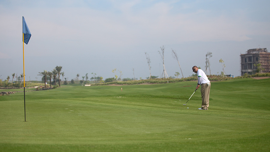 Peserta bermain golf saat Bloomberg Technoz Golf Tournamen di Sedayu Indah Golf, Minggu (26/11/2023). (Bloomberg Technoz/Andrean Kristianto)

