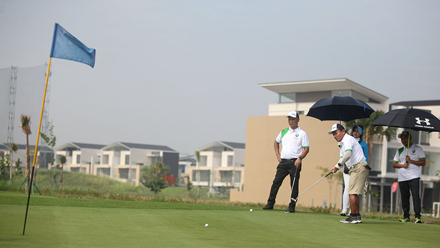 Para peserta bermain di 18 hole yang terdapat di Sedayu Indah Golf (Bloomberg Technoz/Andrean Kristianto)