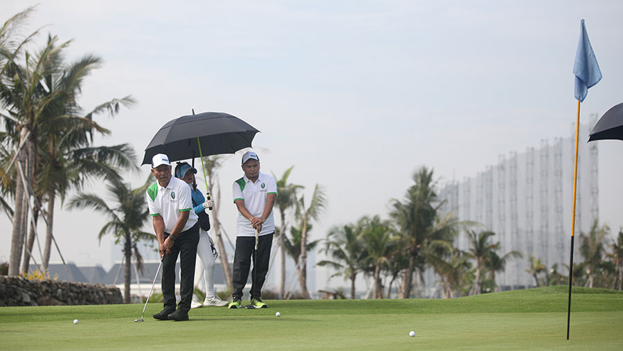 Peserta bermain golf saat Bloomberg Technoz Golf Tournamen di Sedayu Indah Golf, Minggu (26/11/2023). (Bloomberg Technoz/Andrean Kristianto)