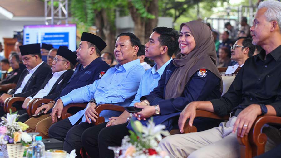 Prabowo Subianto & Gibran Rakabuming Raka saat deklarasi kampanye pemilu damai di KPU, Senin (27/11/2023). (Bloomberg Technoz/Andrean Kristianto)