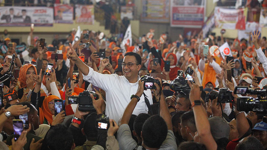Capres nomor urut 1 Anies Baswedan menyapa simpatisan saat kampanye perdana di GOR Ciracas, Selasa (28/11/2023) (Bloomberg Technoz/Andrean Kristianto)