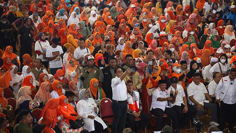 Anies tiba di GOR Ciracas sekitar pukul 12.10 usai melakukan kampanye di Tanah Merah, Jakarta Utara. (Bloomberg Technoz/Andrean Kristianto)