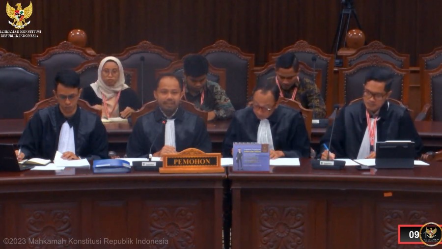 Kuasa hukum tujuh kepala daerah; Donal Fariz, Febri Diansyah, Rasamala Aritonang di Gedung MK. (Tangkapan layar MKRI)