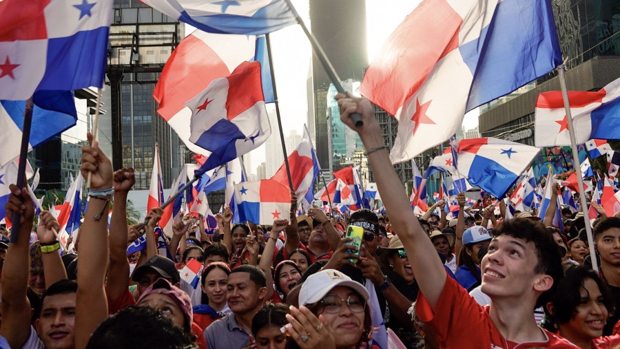 Para demonstran merayakan keputusan mahkamah agung panama yang menutup tambang First Quantum Minerals, di Panama City. Foto: Bloomberg Mercury