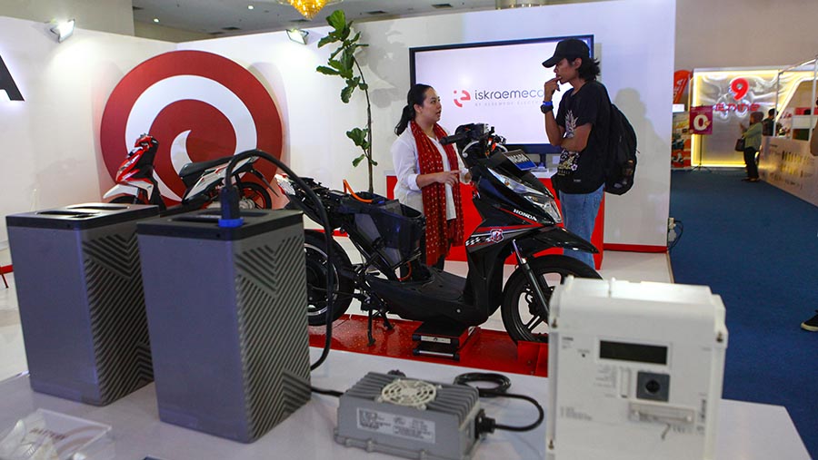 Pengunjung melihat motor listrik konversi di Inabuyer EV Expo 2023 di Smesco, Jakarta, Rabu (29/11/2023). (Bloomberg Technoz/Andrean Kristrianto)