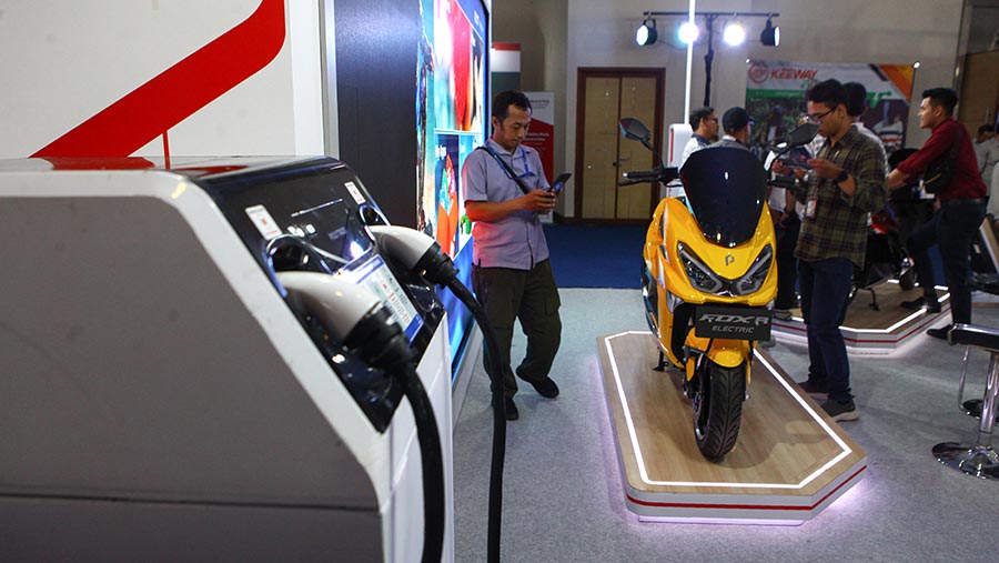 Pengunjung melihat motor listrik saat pameran Inabuyer EV Expo 2023 di Smesco, Jakarta, Rabu (29/11/2023). (Bloomberg Technoz/Andrean Kristrianto)