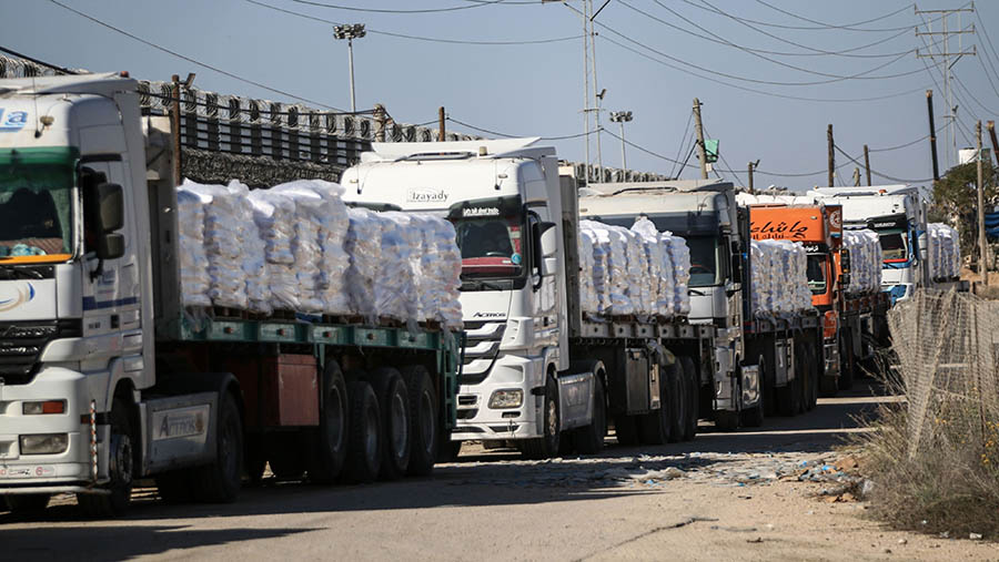 Truk yang membawa bantuan kemanusiaan tiba dari Mesir di perbatasan Rafah di Rafah, Gaza, Jumat (24/11/2023). (Ahmad Salem/Bloomberg)