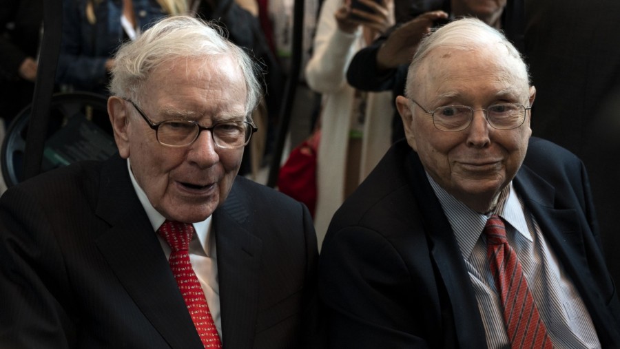 Charlie Munger dan karibnya Warren Buffett. (Dok: Bloomberg)