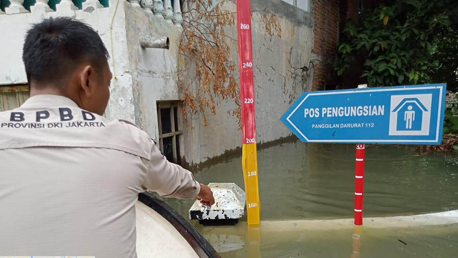 Kondisi banjir di Jalan Baiduri Bulan, Bidara Cina, Jatinegara, Kamis (30/11/2023). (Dok. BPBD DKI)