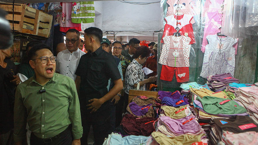 Cak Imin sapaan akrabMuhaimin Iskandar  lalu menyapa para pedagang di Petak 9, Glodok. Bloomberg Technoz/Andrean Kristianto)