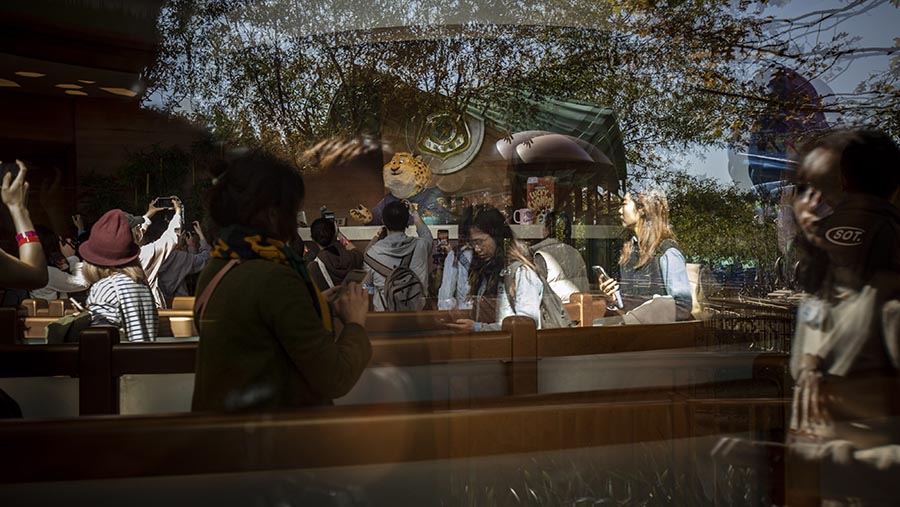 Pengunjung mengantre di atraksi Zootopia saat pratinjau di Shanghai Disneyland Resort, China, Rabu (29/11/2023). (Qilai Shen/Bloomberg)