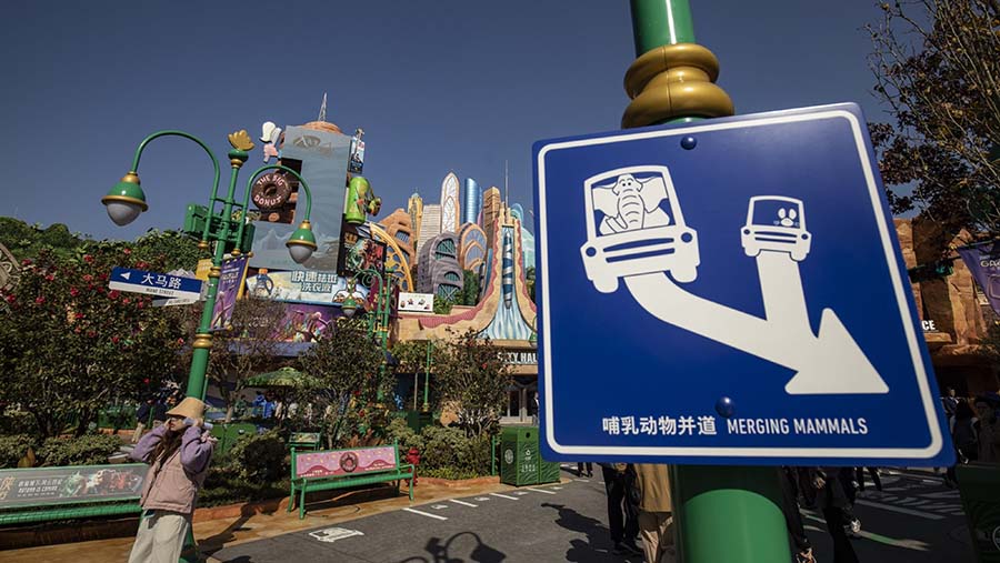 Shanghai Disneyland Resort menjadi salah satu destinasi yang ramai dikunjungi wisatawan China. (Qilai Shen/Bloomberg)