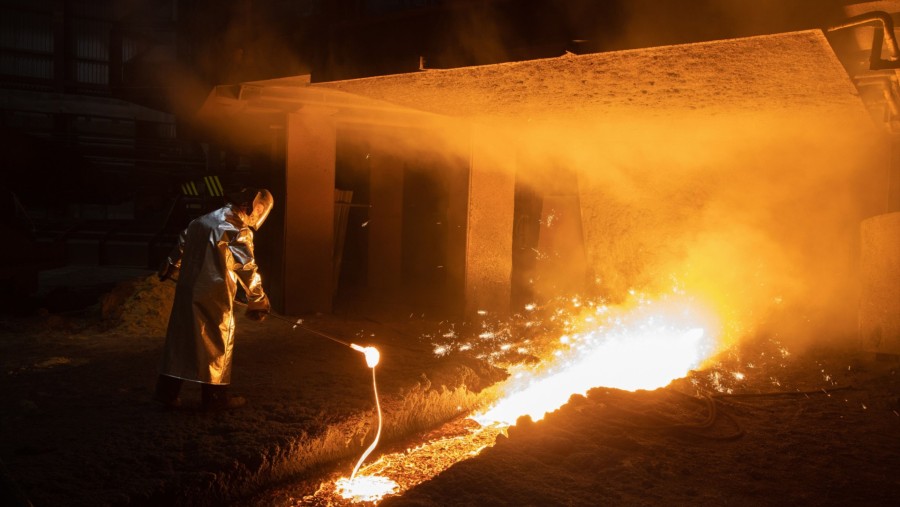 Pabrik peleburan baja cair dari tanur tinggi. Dengan AKI dalam membantu produsen memangkas biaya dan reduksi emisi karton. (Dok: Bloomberg)