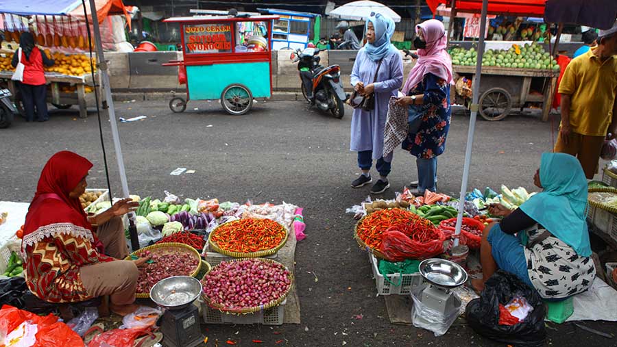 Di Pasar Minggu harga cabai rawit merah Rp100.000 sedangkan cabai merah keriting Rp90.000. (Bloomberg Technoz/Andrean Kristianto)