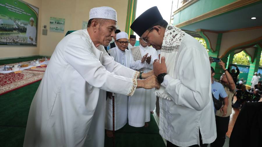 Anies Baswedan saat berkunjung ke Pesantren Persulukan Thariqat Naqsyabandiyah Jabal Qubis, Sumatera Utara. (Sumber: Tim Media Timnas Amin)
