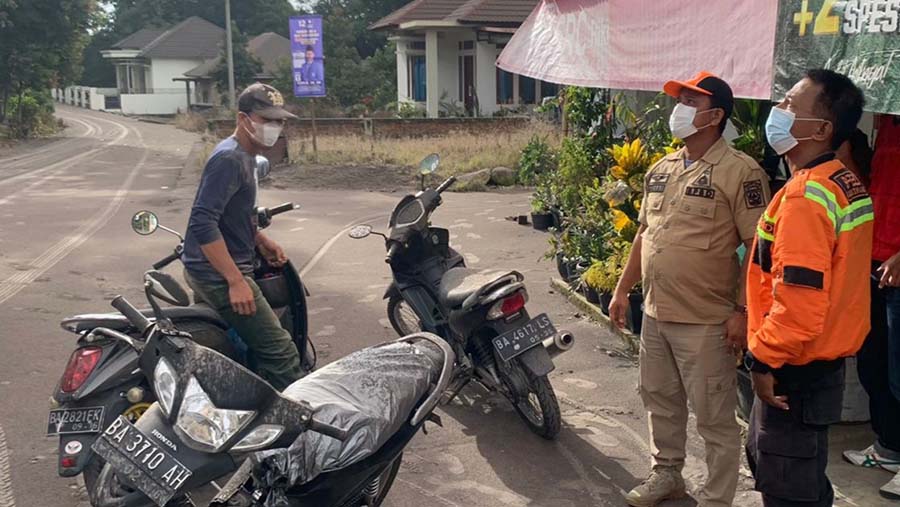 Kondisi pascahujan abu vulkanik dari erupsi Gunung Marapi, Sumatera Barat, Minggu (3/12). (Pusdalops BPBD Kabupaten Agam)
