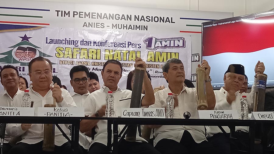 Kapten Timnas Pemenangan Anies-Muhaimin  Muhammad Syaugi (tengah) saat konfrensi pers. (Bloomberg Technoz/Pramesti Regita Cindy)