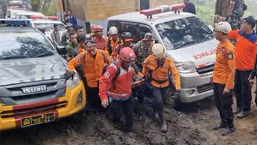 Evakuasi pendaki yang selamat dari erupsi gunung Marapi. (sumber: Humas Basarnas)