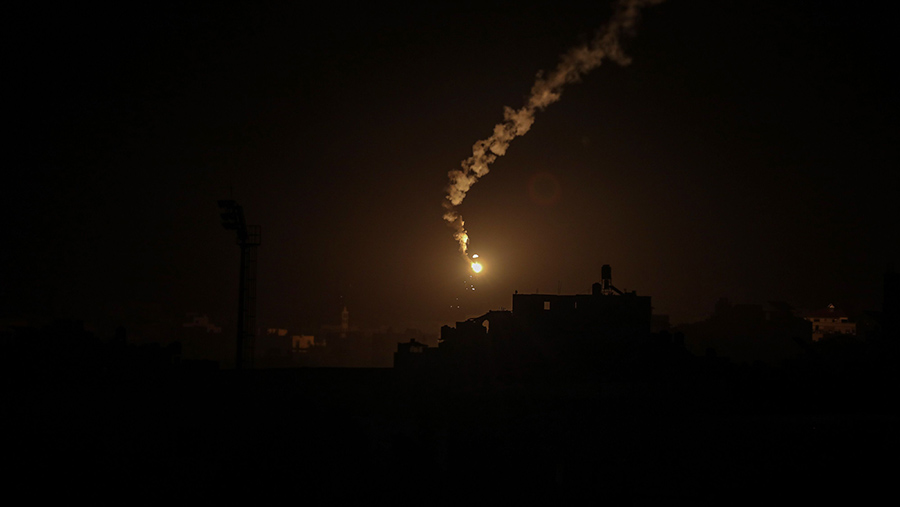 Serangan udara Israel di distrik timur Khan Younis, Gaza, Sabtu (2/12/2023).(Ahmad Salem/Bloomberg)