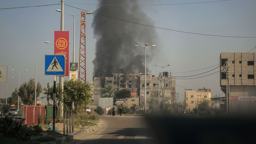 Militer Israel meningkatkan serangan udara pada target Hamas di selatan Gaza. (Ahmad Salem/Bloomberg)