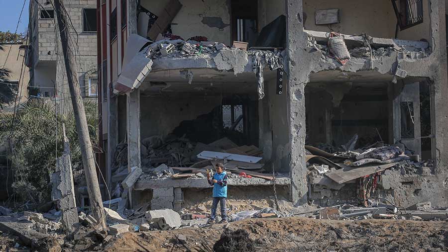Bangunan pemukiman warga Palestina di selatan Gaza hancur akibat serangan tersebut. .(Ahmad Salem/Bloomberg)