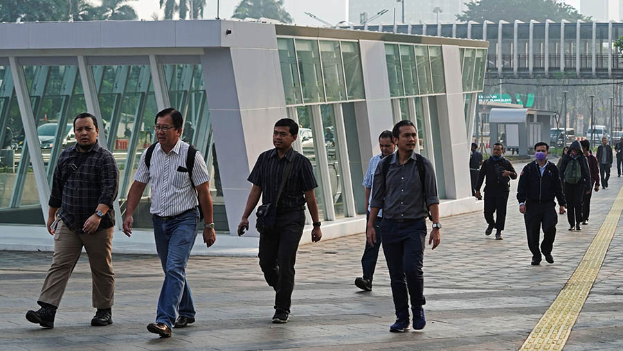 Karyawan berjalan di pendestrian usai jam pulang kantor di Jakarta. (Dimas Ardian/Bloomberg)