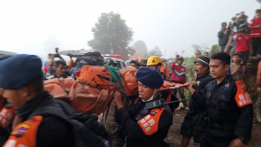Proses evakuasi korban erupsi Gunung Marapi (Basarnas)