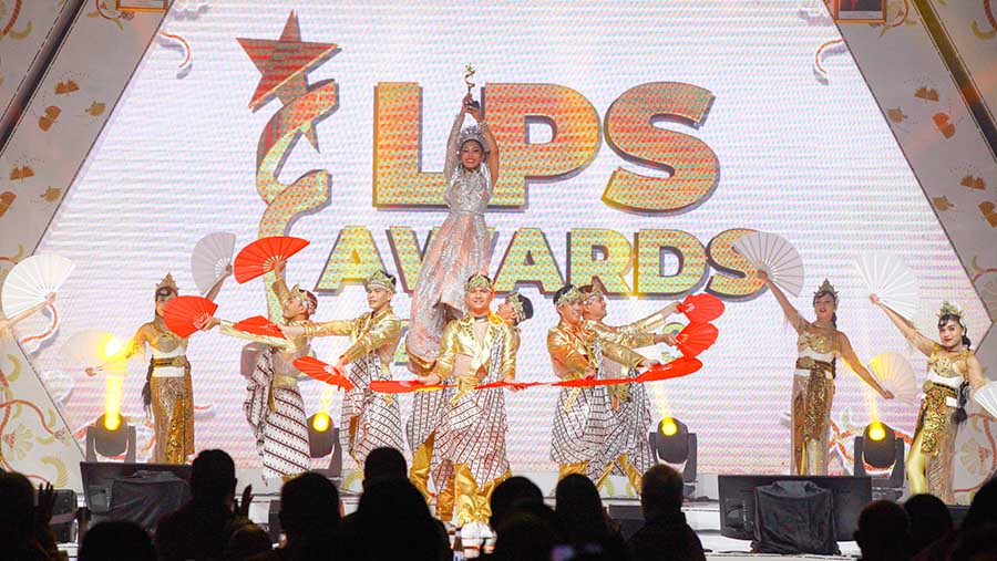 Acara tersebut dibuka dengan tarian yang membawa piala LPS Award 2023.  (Bloomberg Technoz/Andrean Kristianto)