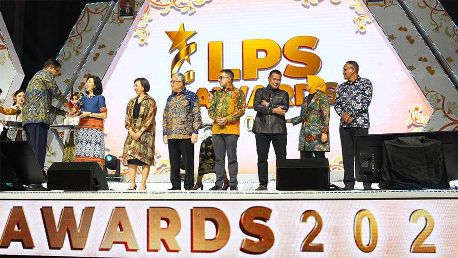 Ketua DK LPS, Purbaya Yudhi Sadewa memberikan piala kepada pemenang dari perbankan. (Bloomberg Technoz/Andrean Kristianto)
