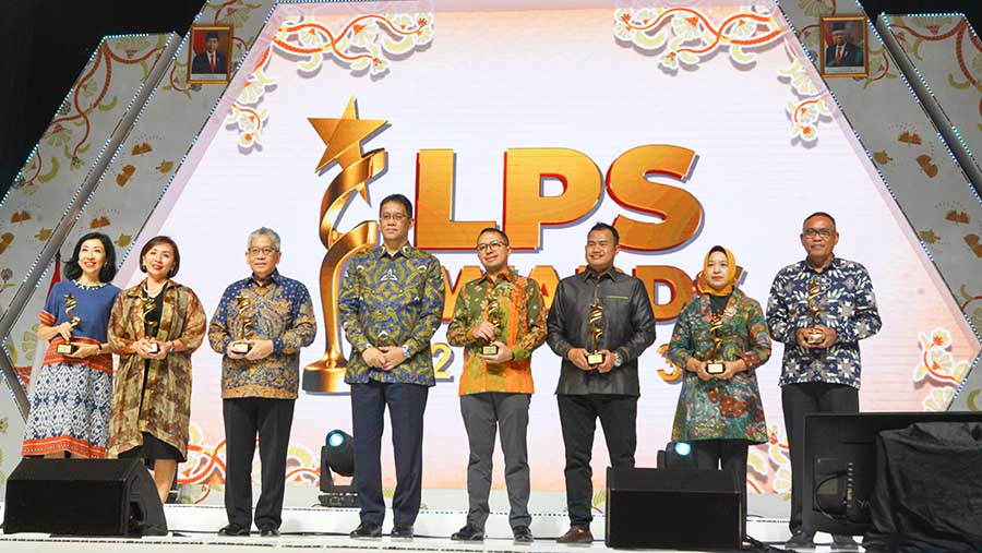 Purbaya memberikan piala kepada pemenang kategori bank teraktif dalam kegiatan literasi keuangan (Bloomberg Technoz/Andrean Kristianto)