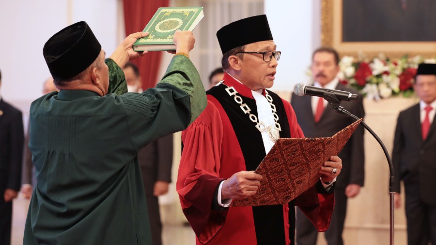 Hakim Mahkamah Konstitusi Ridwan Mansyur saat dilantik Jokowi. (Dok. Humas MK)