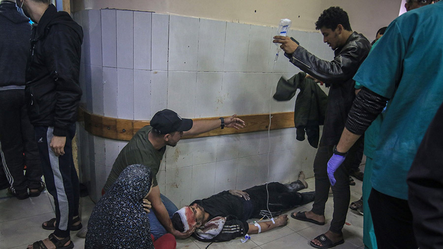 Warga memberi infus korban luka serangan Israel di lrumah sakit Nasser di Khan, Younis, Gaza selatan, Kamis (7/12/2023). (Ahmad Salem/Bloomberg)